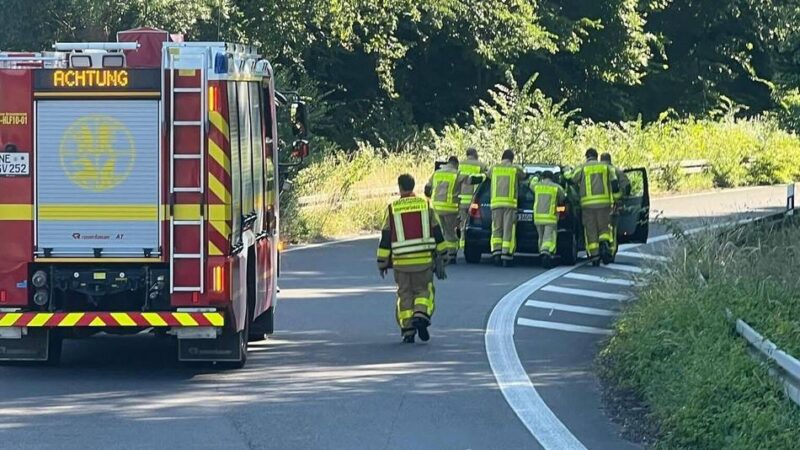 Zwischen Kapellen und Holzheim: Gemeldeter Autobrand auf A46 – Feuerwehr reagiert schnell