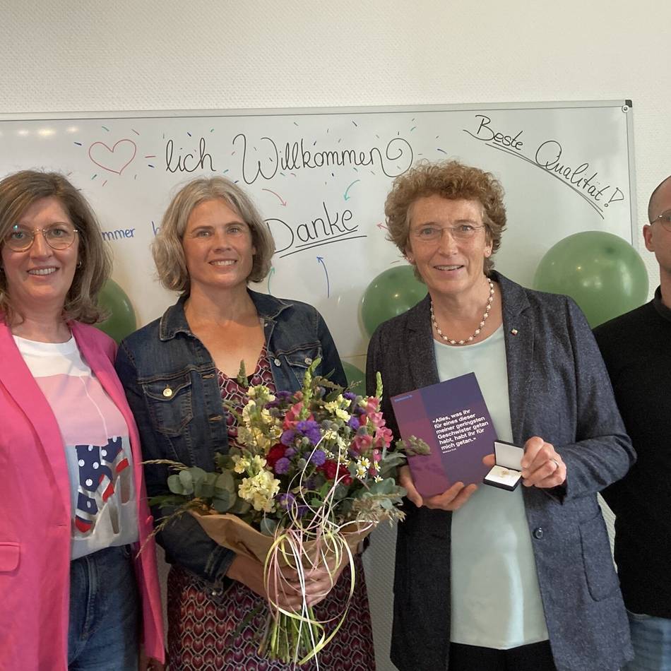 25 Jahre Engagement für Kinder, Jugendliche und Familien: Katja Kleiner erhält Goldenes Kronenkreuz der Diakonie