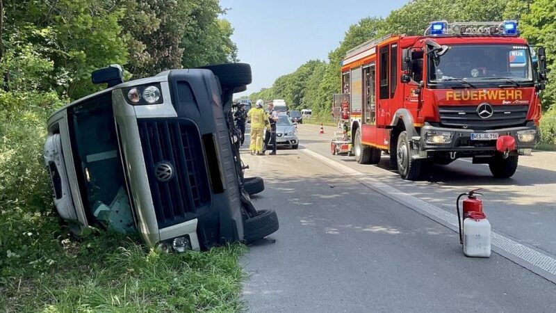 Einheit Alpen war im Einsatz: Transporter kippt nach Unfall auf A57 um