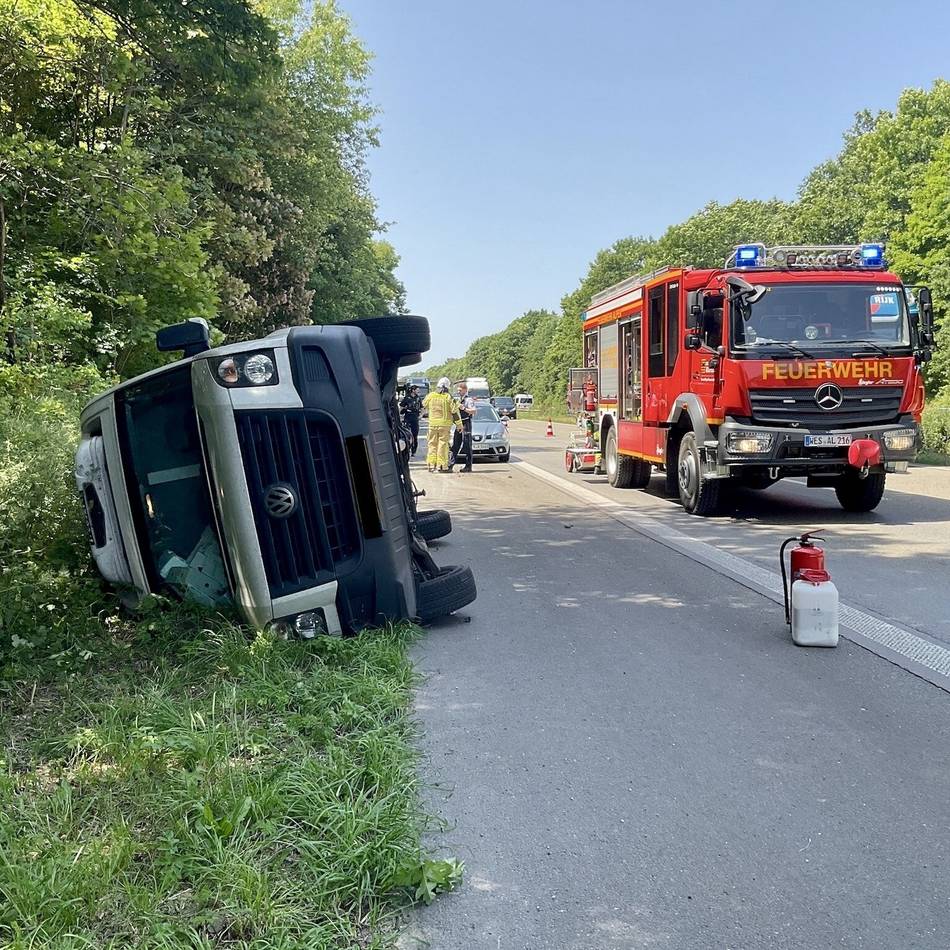 Einheit Alpen war im Einsatz: Transporter kippt nach Unfall auf A57 um