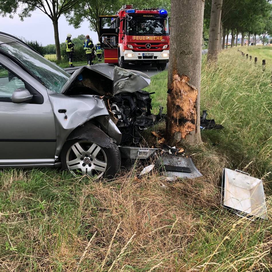 Auf der Sommerlandstraße: Alleinunfall in Qualburg – Autofahrerin prallt gegen Baum
