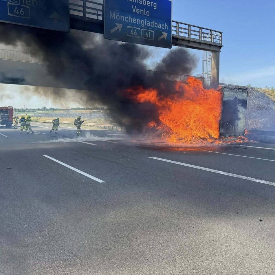 Gravierende Schäden auf A44: Brennender Lkw auf dem „Tagebau-Highway“ hält Feuerwehr stundenlang in Atem