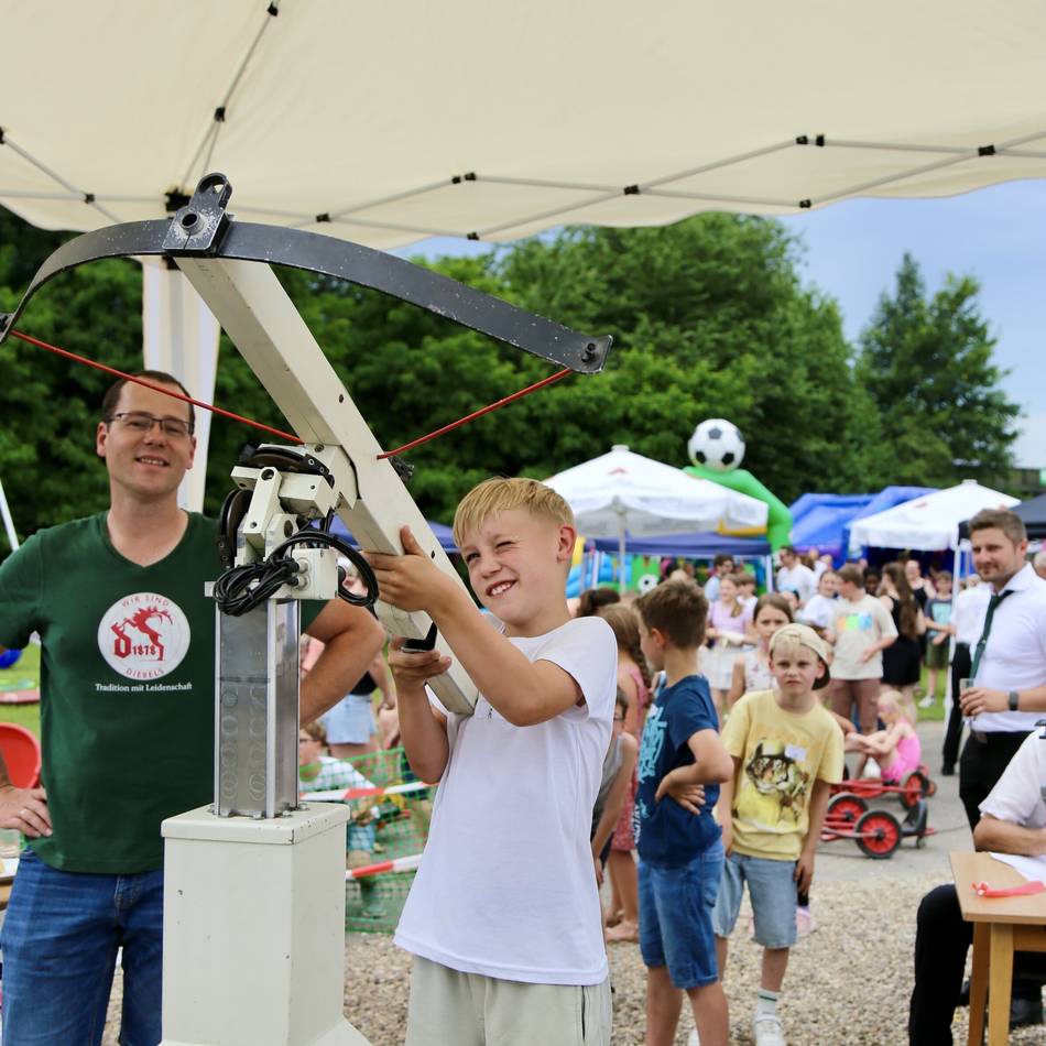 Dorf- und Kinderschützenfest in Menzelen-West : Jan Linke holt den Vogel von der Stange