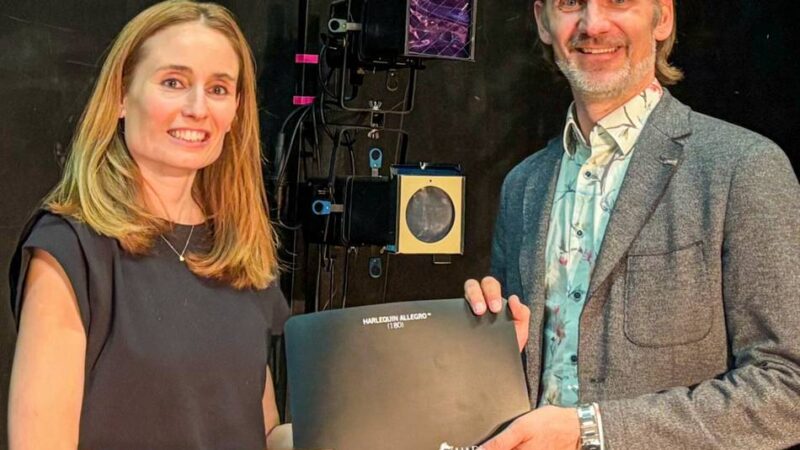 Spende für das Ballett: Maßgefertigte Lampen und mobiler Teppich für Tanz-Produktion