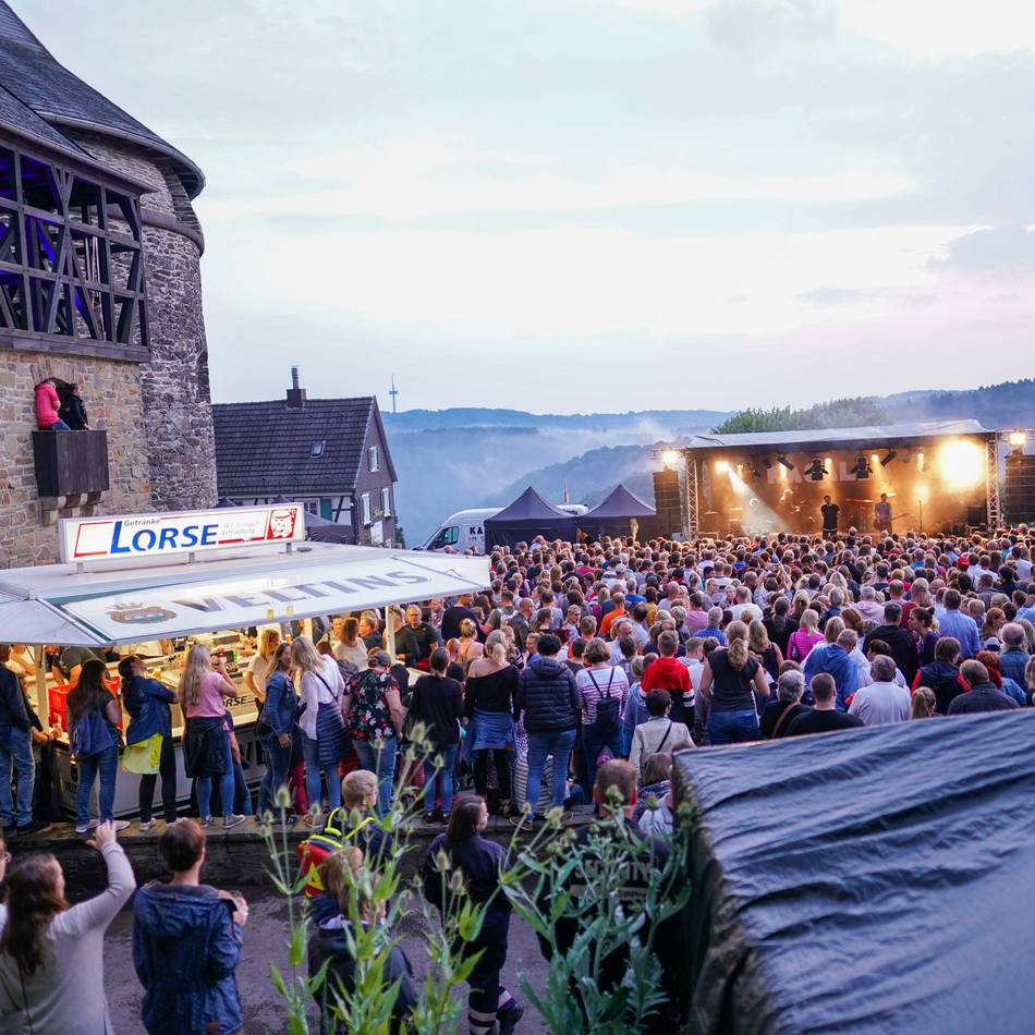 „Still Collins“ und „Kasalla“ am Wochenende: Schloss Burg – warum Konzerte auf dem Vorplatz noch warten müssen