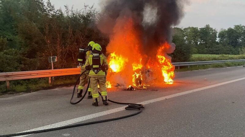 Brandursache unklar: Auto brennt auf Autobahn bei Alpen
