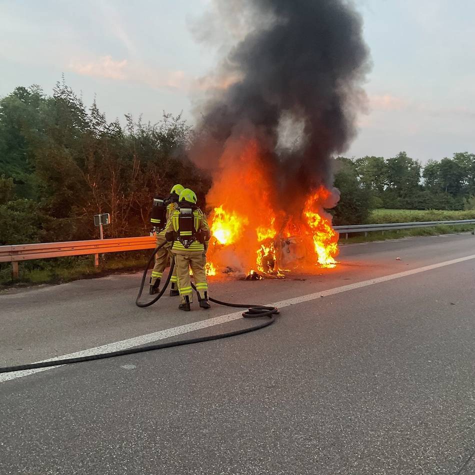 Brandursache unklar: Auto brennt auf Autobahn bei Alpen