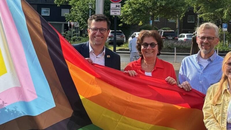 Christopher-Street-Day in Nettetal: Regenbogenfahne vorm Rathaus gehisst