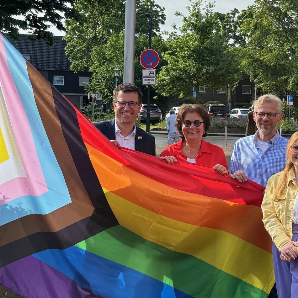Christopher-Street-Day in Nettetal: Regenbogenfahne vorm Rathaus gehisst