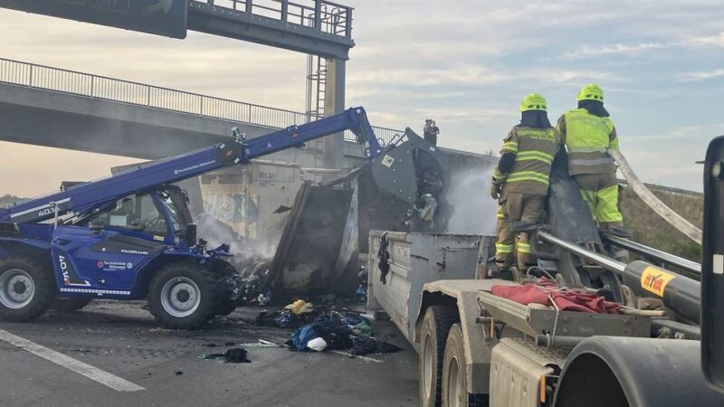 Teleskoplader angefordert: THW Neuss unterstützt bei Brand auf Autobahn 44