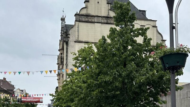 Aktion von Citymanagement und dem Stadtmarketing-Verein: Bunte Wimpelketten und Blumen sorgen für Farbtupfer in der Innenstadt
