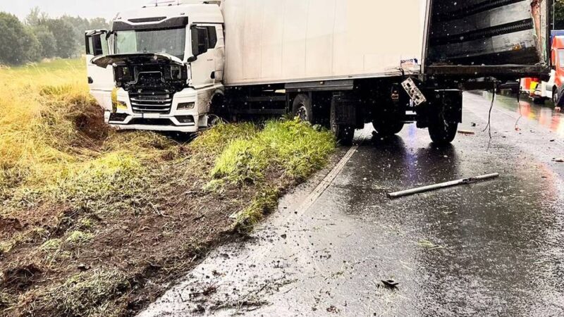 Unfall bei Birten: Lastwagen stoßen zusammen – B57 in Höhe Heesweg lange gesperrt