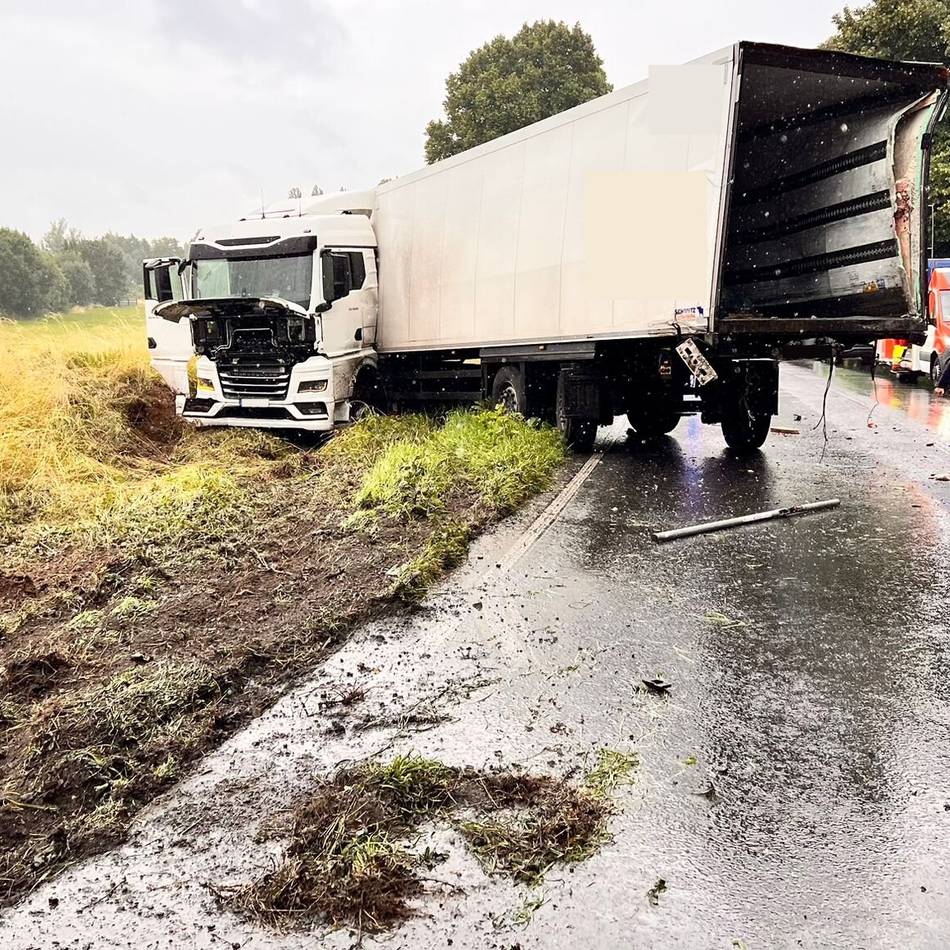 Unfall bei Birten: Lastwagen stoßen zusammen – B57 in Höhe Heesweg lange gesperrt