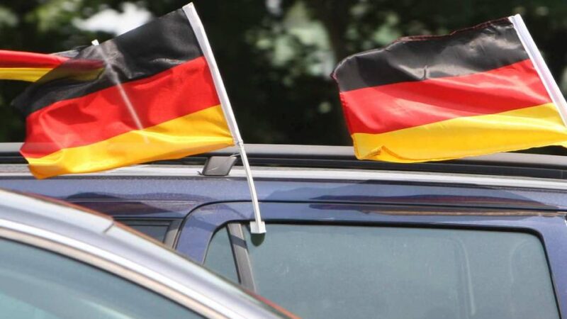 Schwarz-Rot-Gold in Hückeswagen: AfD fordert dauerhafte Beflaggung mit Deutschlandfahnen an den Schulen