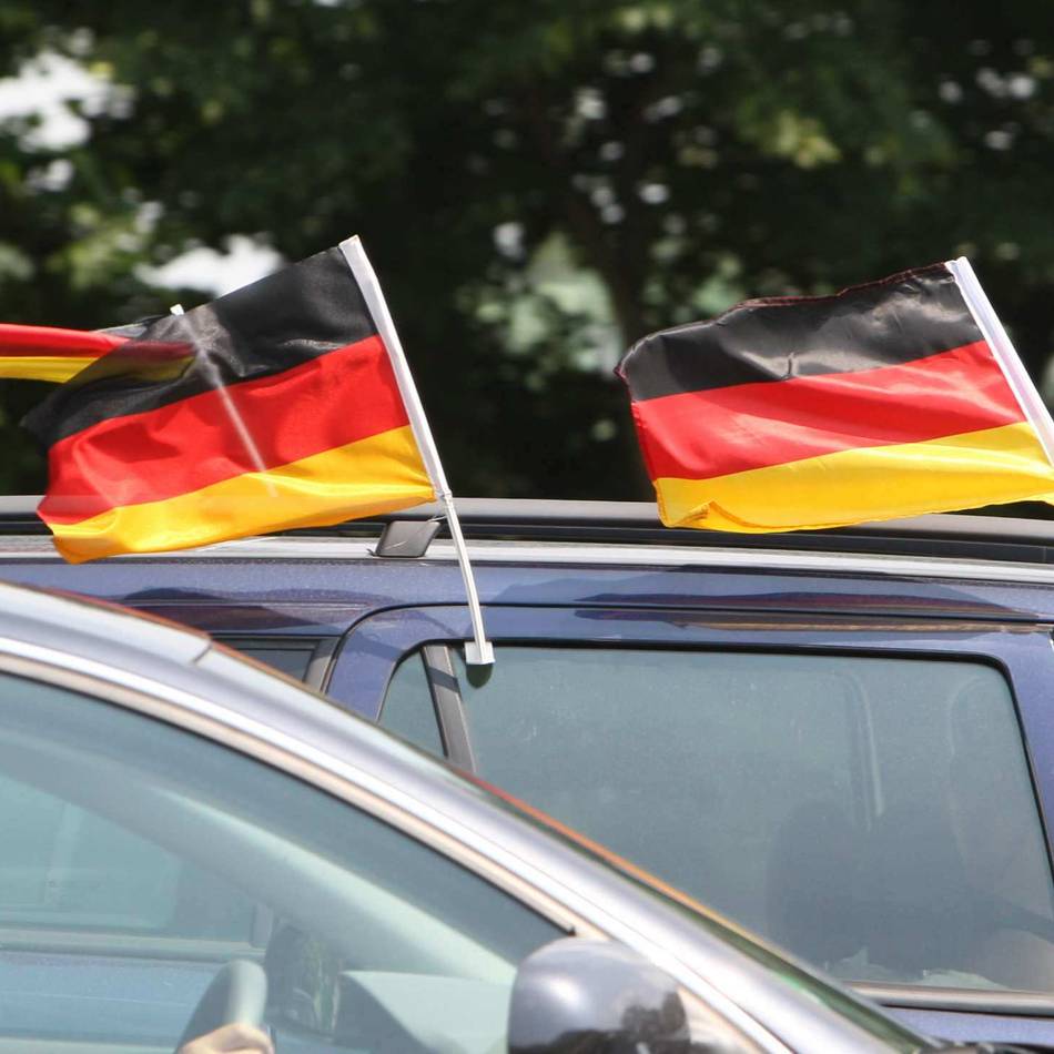 Schwarz-Rot-Gold in Hückeswagen: AfD fordert dauerhafte Beflaggung mit Deutschlandfahnen an den Schulen