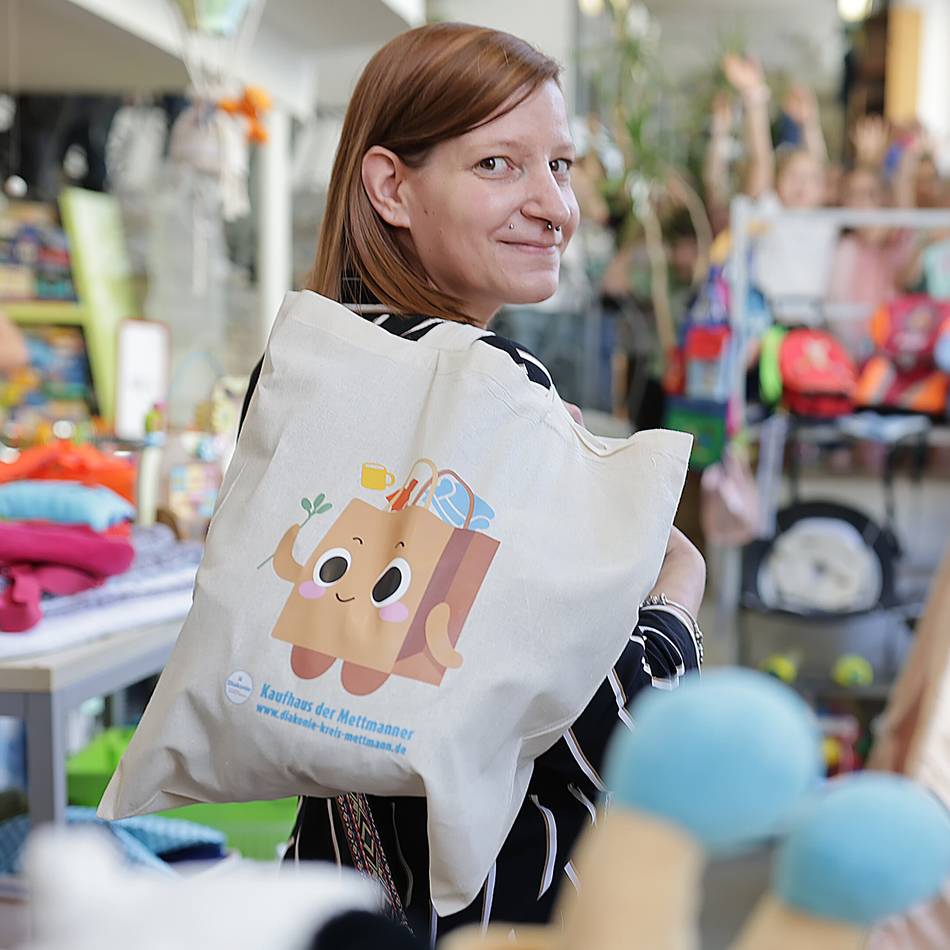 Kaufhaus der Mettmanner: Die Tasche Lumi begrüßt jetzt die Kunden