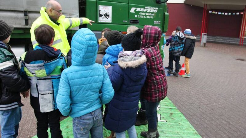 Wie die Kreisverkehrswacht Mettmann die Verkehrsicherheit steigert: Vom Toten Winkel und blinkenden Reflektoren