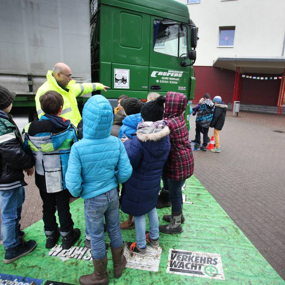 Wie die Kreisverkehrswacht Mettmann die Verkehrsicherheit steigert: Vom Toten Winkel und blinkenden Reflektoren