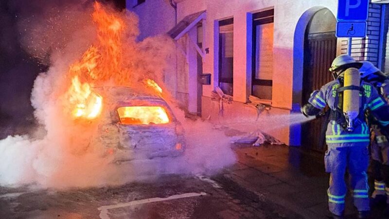 Feuerwehr verhinderte Schlimmeres: Auto in Goch brannte völlig aus – Polizei ermittelt wegen Brandstiftung