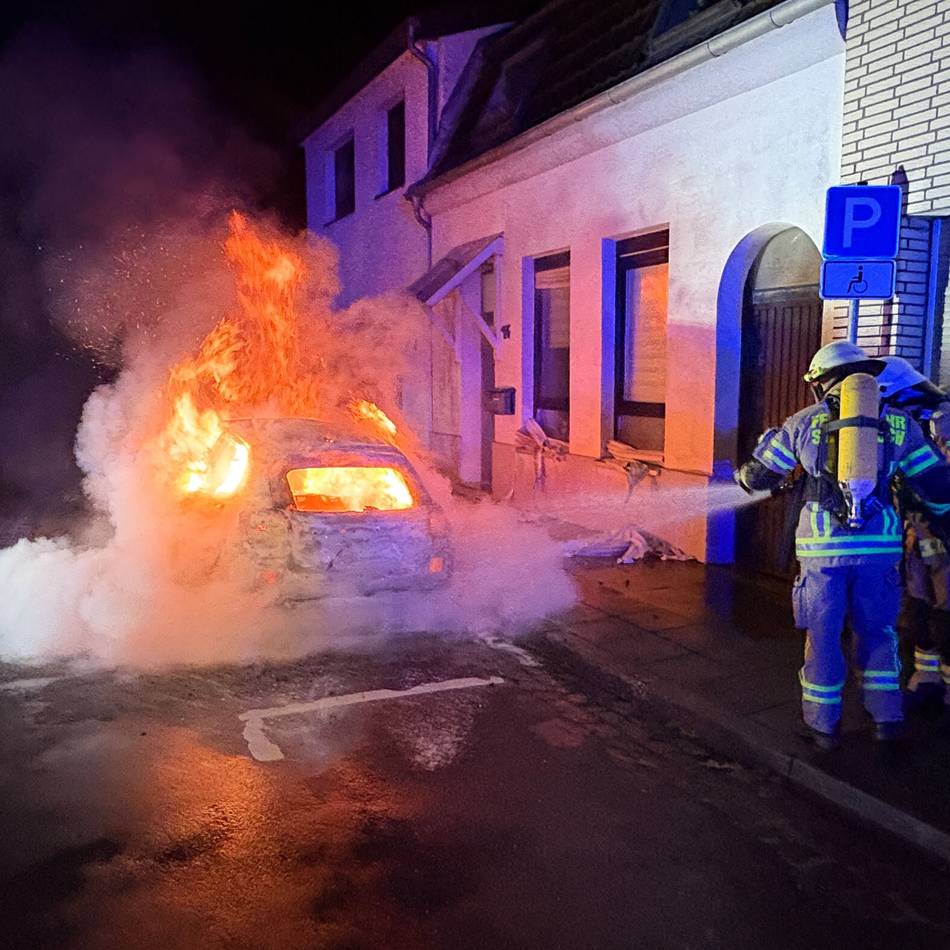 Feuerwehr verhinderte Schlimmeres: Auto in Goch brannte völlig aus – Polizei ermittelt wegen Brandstiftung