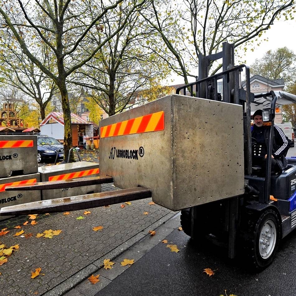 Betonblöcke und Fahrzeugsperren: Zum Schutz vor Überfahrtaten – Goch plant 120.000-Euro-Investition
