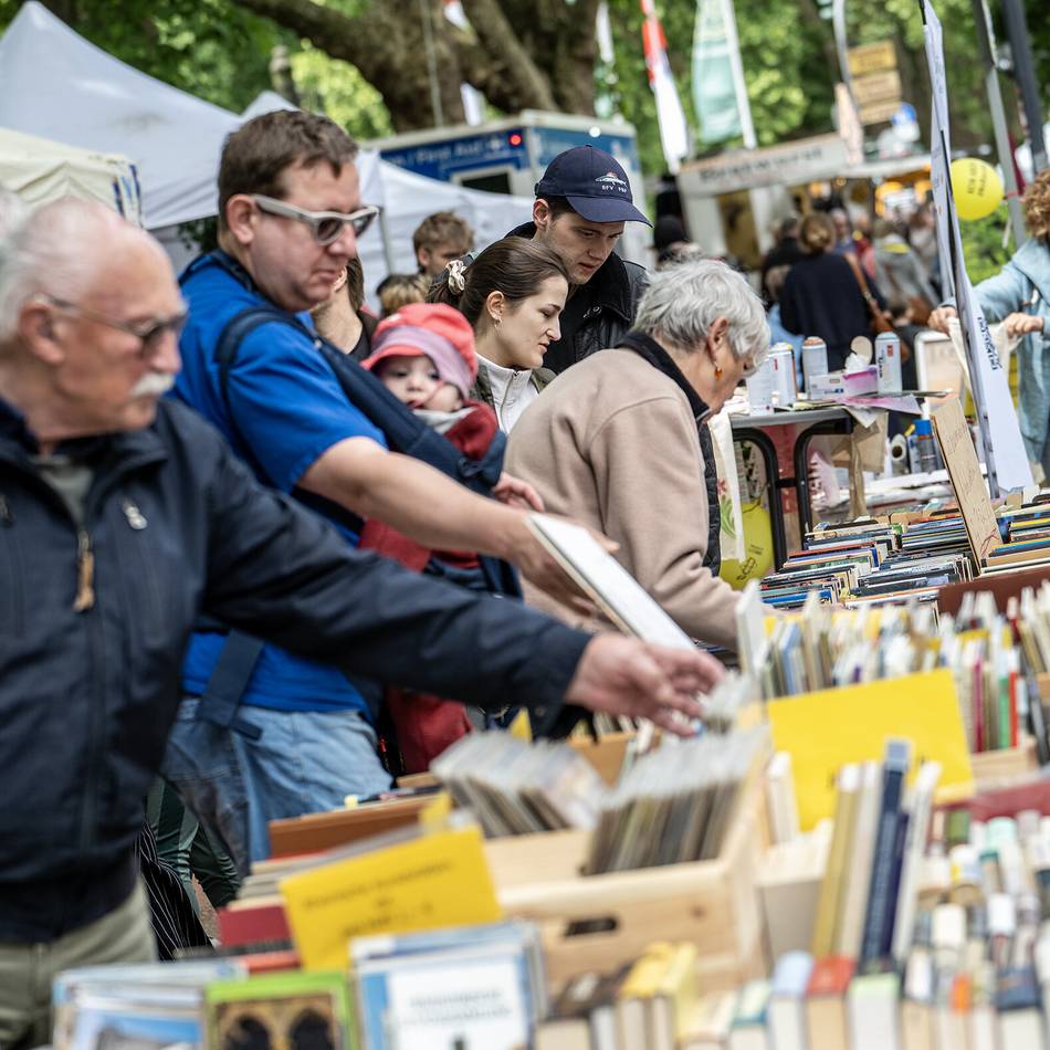 Bücherbummel in Düsseldorf: Lesestoff, Künstler, Leckereien – „Hierhin kommen wunderbare Menschen“