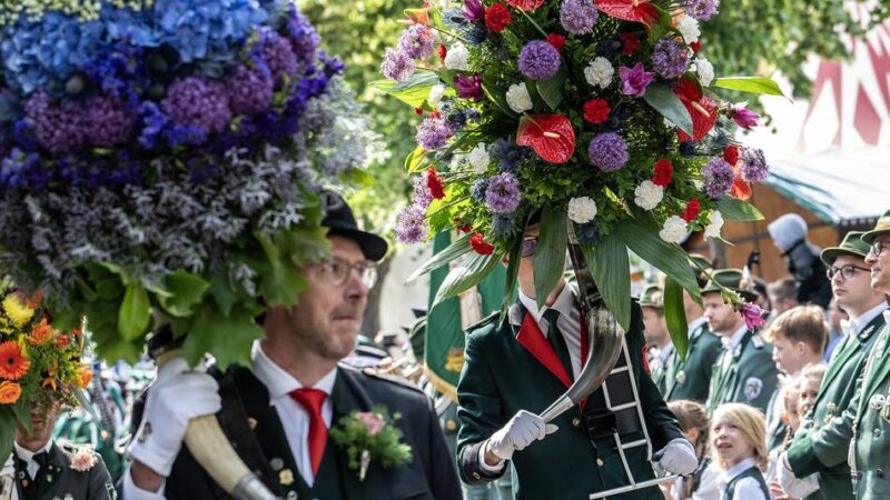 Festumzug in Meerbusch: Büdericher Schützen entkamen bei ihrer Parade dem Regen