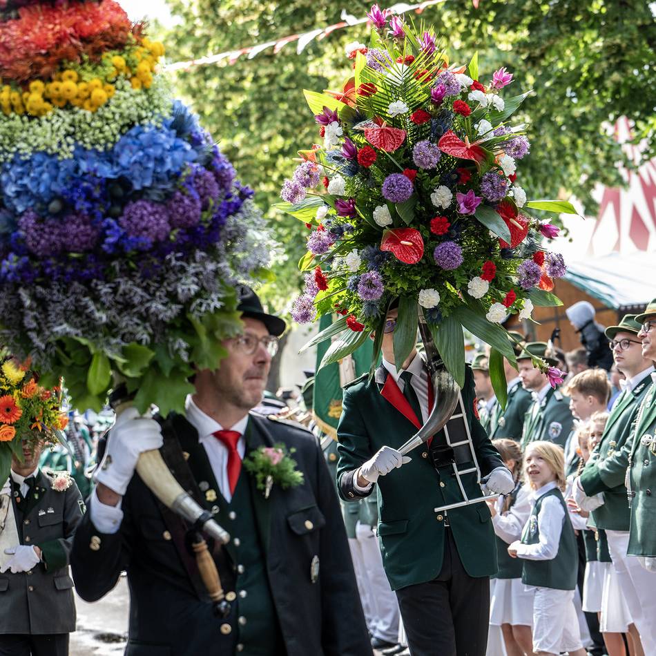 Festumzug in Meerbusch: Büdericher Schützen entkamen bei ihrer Parade dem Regen