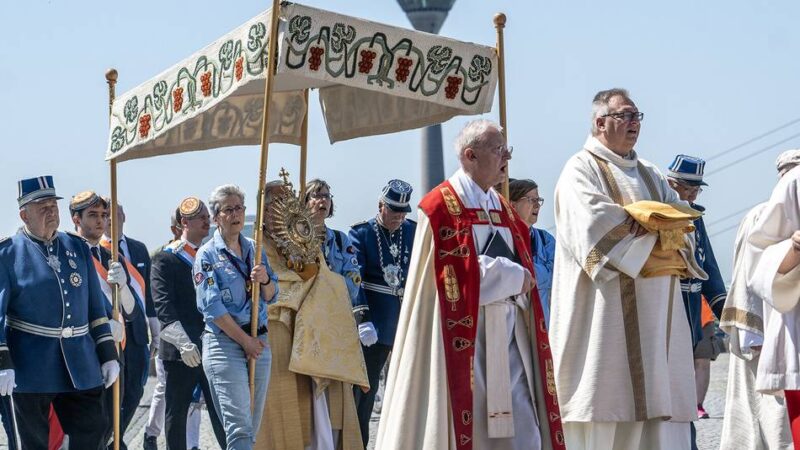 Fronleichnamsprozession in Düsseldorf: Katholiken ziehen durch Altstadt – „schöne und familiäre Stimmung“