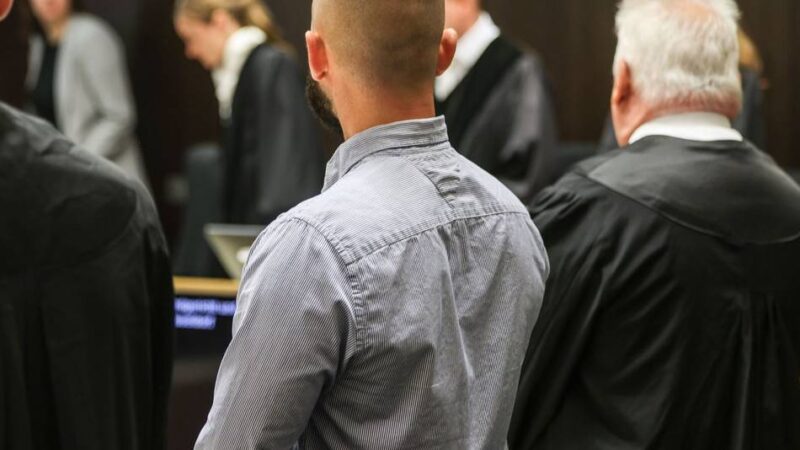 Prozess in Düsseldorf: Gericht spricht Polizist nach Schuss auf Flüchtenden frei