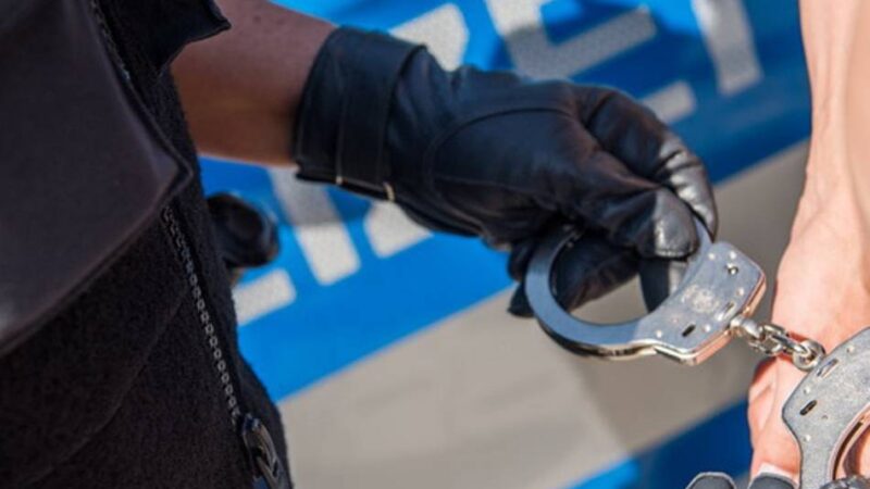 Bundepolizei kontrollierte ihn: Wegen Raubes gesucht – 37-Jähriger am Bahnhof in Kleve verhaftet