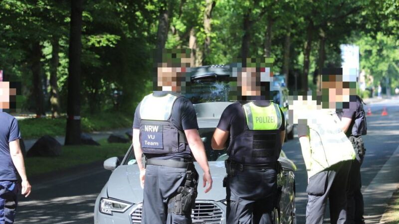 Kollision in Mönchengladbach: Radfahrer muss nach Unfall reanimiert werden – Rettungshubschrauber im Einsatz