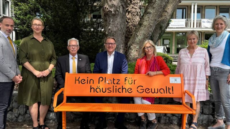Eine orange Bank am Kreishaus Mettmann: Ein sichtbares Zeichen gegen häusliche Gewalt