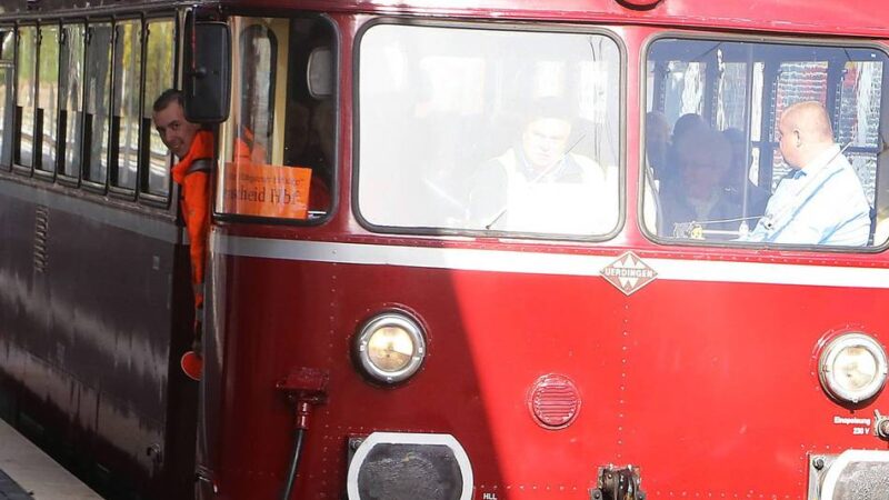 Bahnstrecke zwischen Wuppertal und Radevormwald: Sonderfahrt mit Schienenbus zum 30. Drachenbootfest