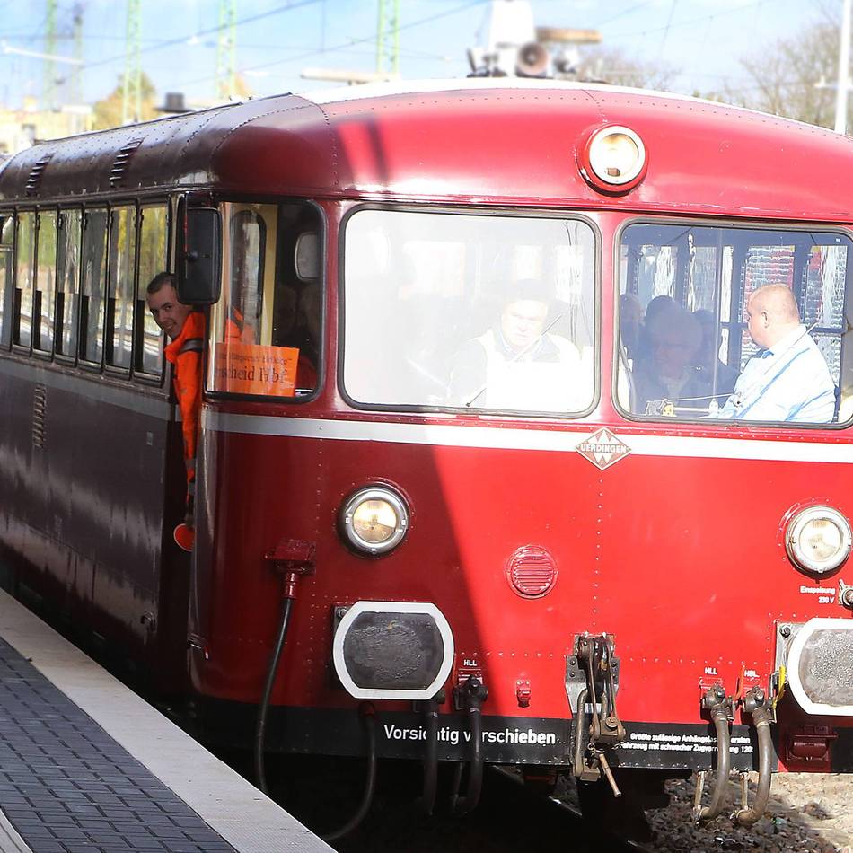 Bahnstrecke zwischen Wuppertal und Radevormwald: Sonderfahrt mit Schienenbus zum 30. Drachenbootfest
