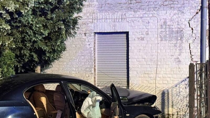 Großeinsatz nach Unfall in Lobberich: Auto fährt in Hauswand – Risse in der Fassade