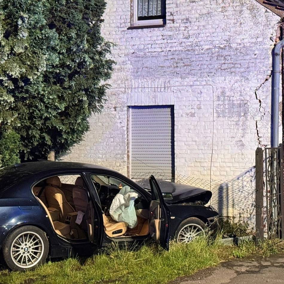 Großeinsatz nach Unfall in Lobberich: Auto fährt in Hauswand – Risse in der Fassade