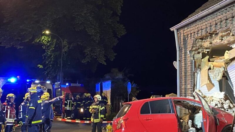 Auto durchbricht Hauswand in Geldern: „Hier wird immer zu schnell gefahren“