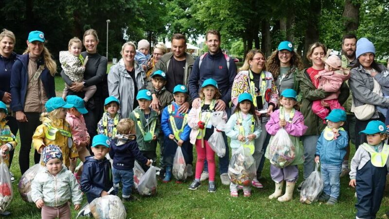 Zweiter Plogging-Day: Kita-Kinder ziehen mit Müllzangen durch Schiefbahn