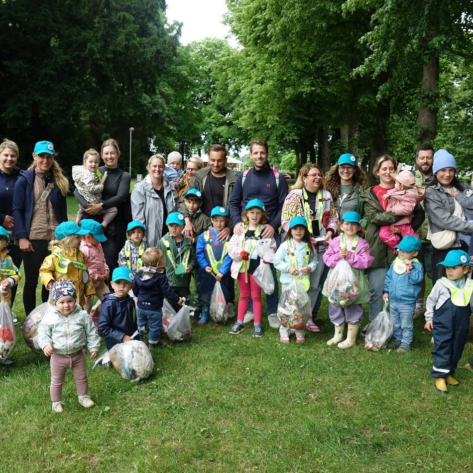 Zweiter Plogging-Day: Kita-Kinder ziehen mit Müllzangen durch Schiefbahn