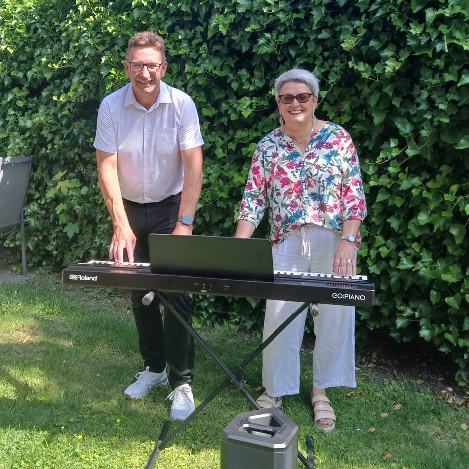 Mit Akku- und Netzbetrieb: Singschule Aldekerk freut sich über neues E-Piano