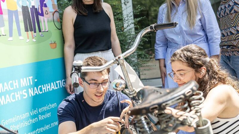 Neue Reparatursäule für das Nelly-Sachs-Gymnasium in Neuss: Fahrrad-AG bringt Räder wieder in Schwung