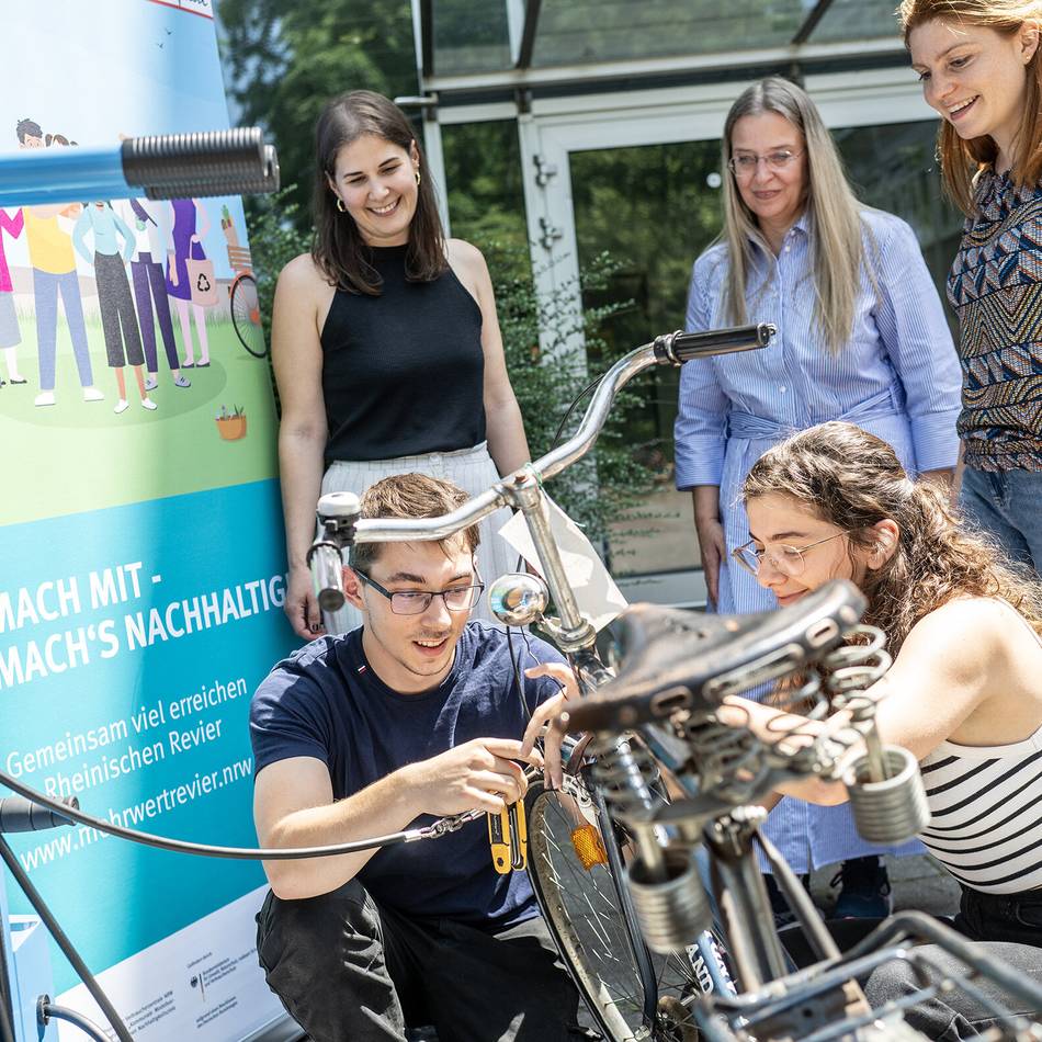 Neue Reparatursäule für das Nelly-Sachs-Gymnasium in Neuss: Fahrrad-AG bringt Räder wieder in Schwung