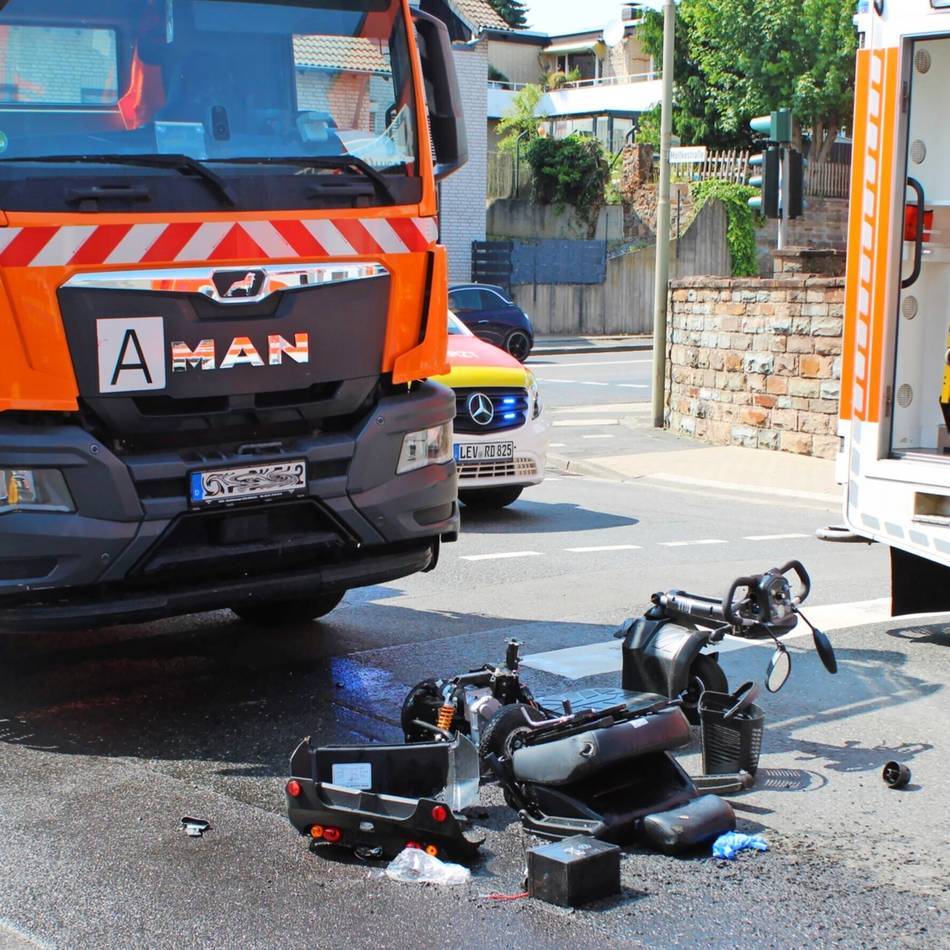 Unfall in Leichlingen: Lkw schleift Rollstuhlfahrer mit – Lebensgefahr