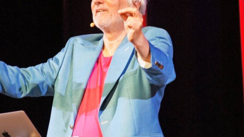 Kabarett im Bürgerhaus Rees: Jürgen Becker lässt das Reeser Heimatlied singen