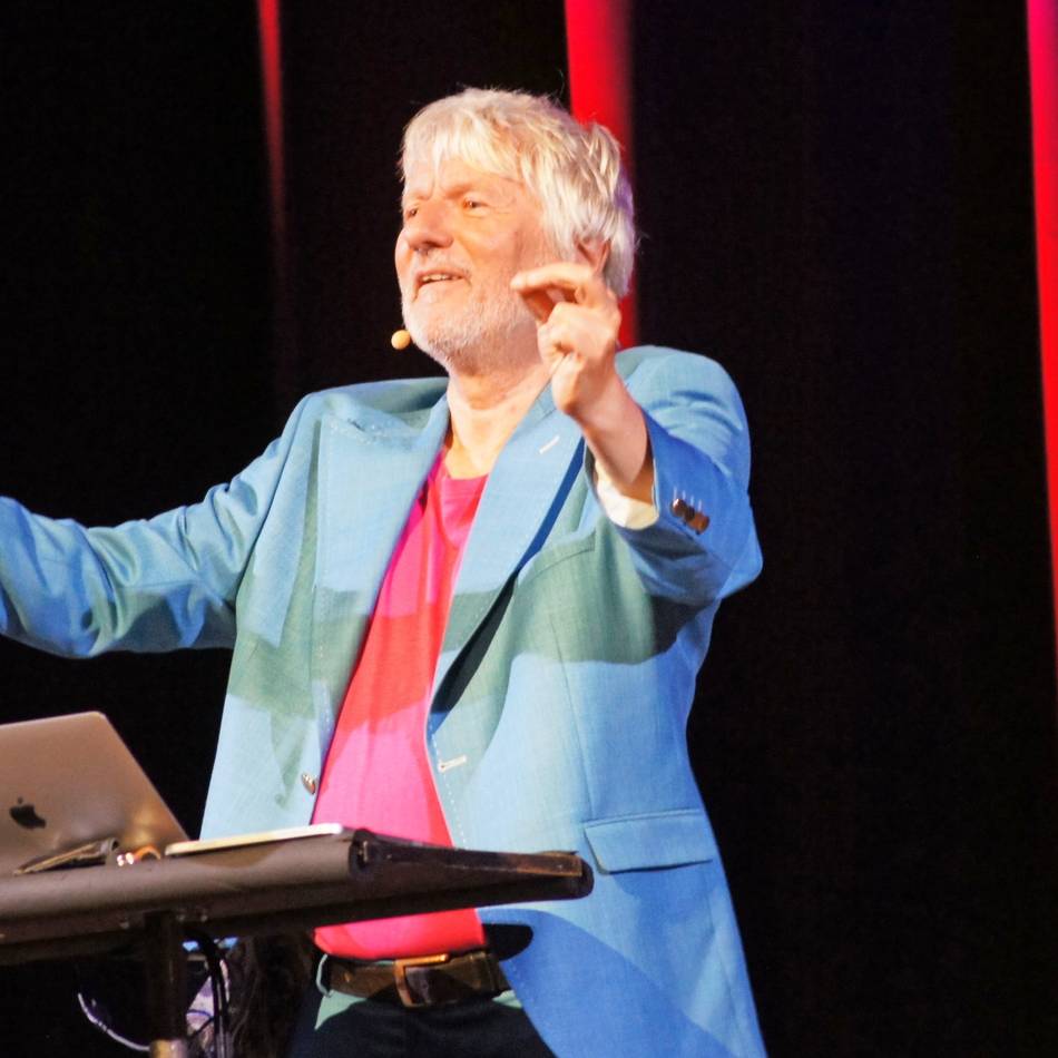 Kabarett im Bürgerhaus Rees: Jürgen Becker lässt das Reeser Heimatlied singen