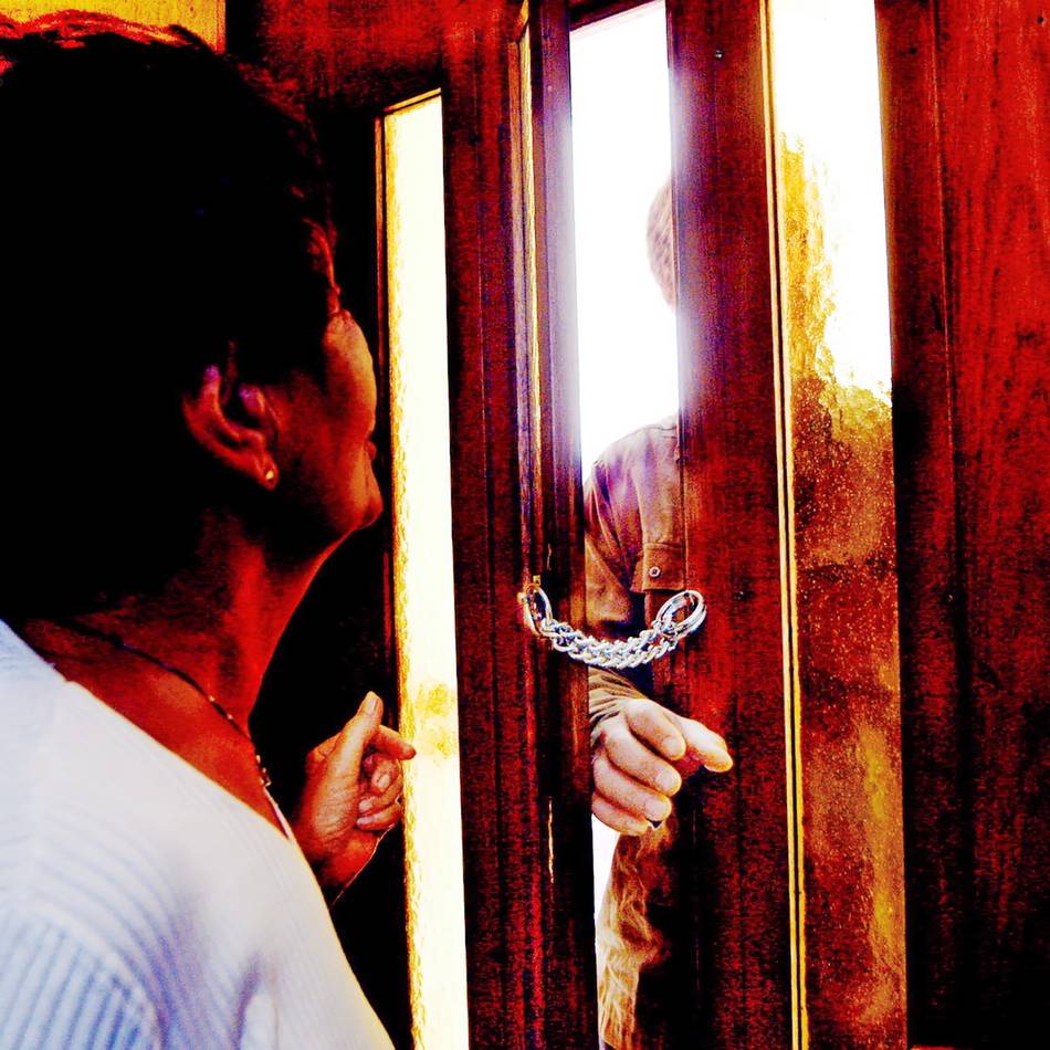 Zeugen gesucht: Falsche Polizisten stehlen Schmuck und Geld