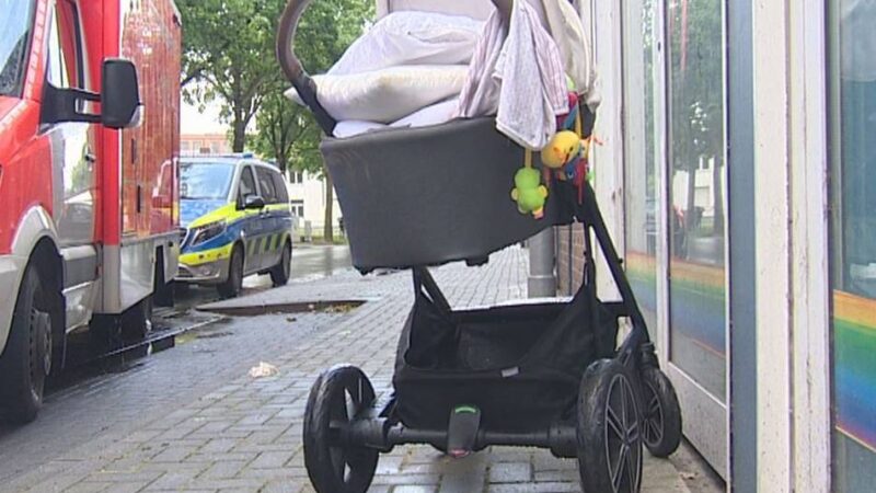 Schreckmoment in Kleve: Kinderwagen mit 17 Monate altem Kind fällt in Kanal