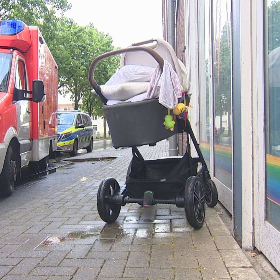 Schreckmoment in Kleve: Kinderwagen mit 17 Monate altem Kind fällt in Kanal