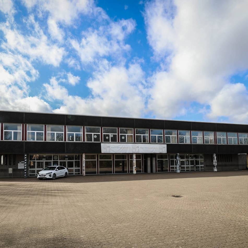 Neusser Schule greift gegen Vandalismus durch: Abgetretene Klodeckel, Fäkalien an den Wänden